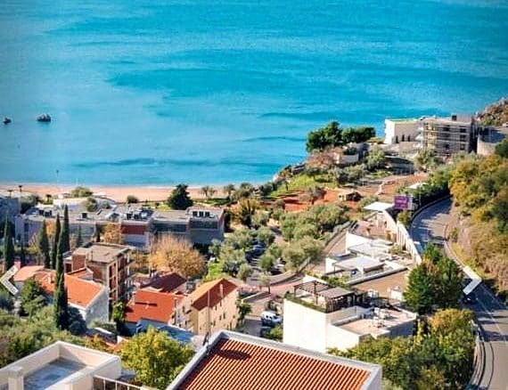 A Spacious and Luxurious Penthouse with Sea View in Pržno