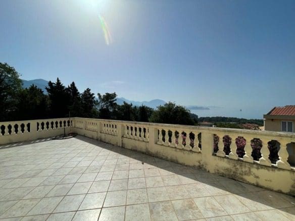 Spacious 7-Bedroom House for Sale in Sutomore