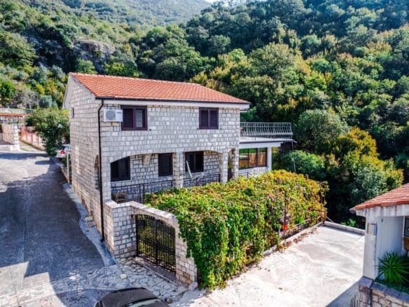 3-Story House for Sale in Čučici – Bečići